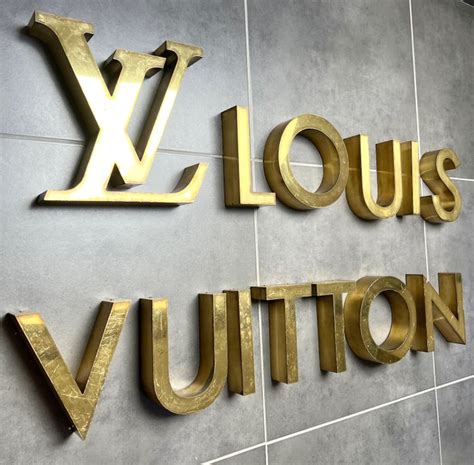 scritta louis vuitton originale|louis vuitton catalogo.